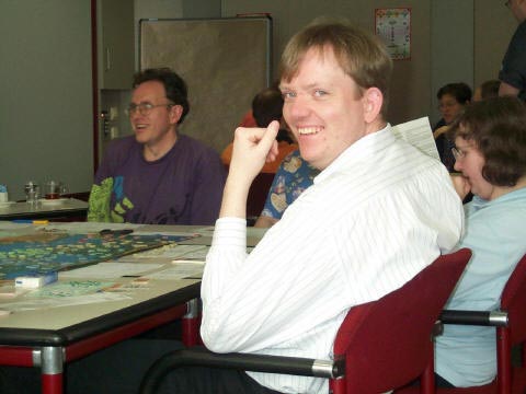 Viele lachende Gesichter und (natrlich) ein Spiel auf dem Tisch<br>