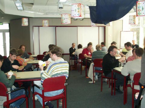 Ein ganzer Saal spielt mit beim Tichu-Turnier<br>Ein Saal voll begeisterter Spieler
